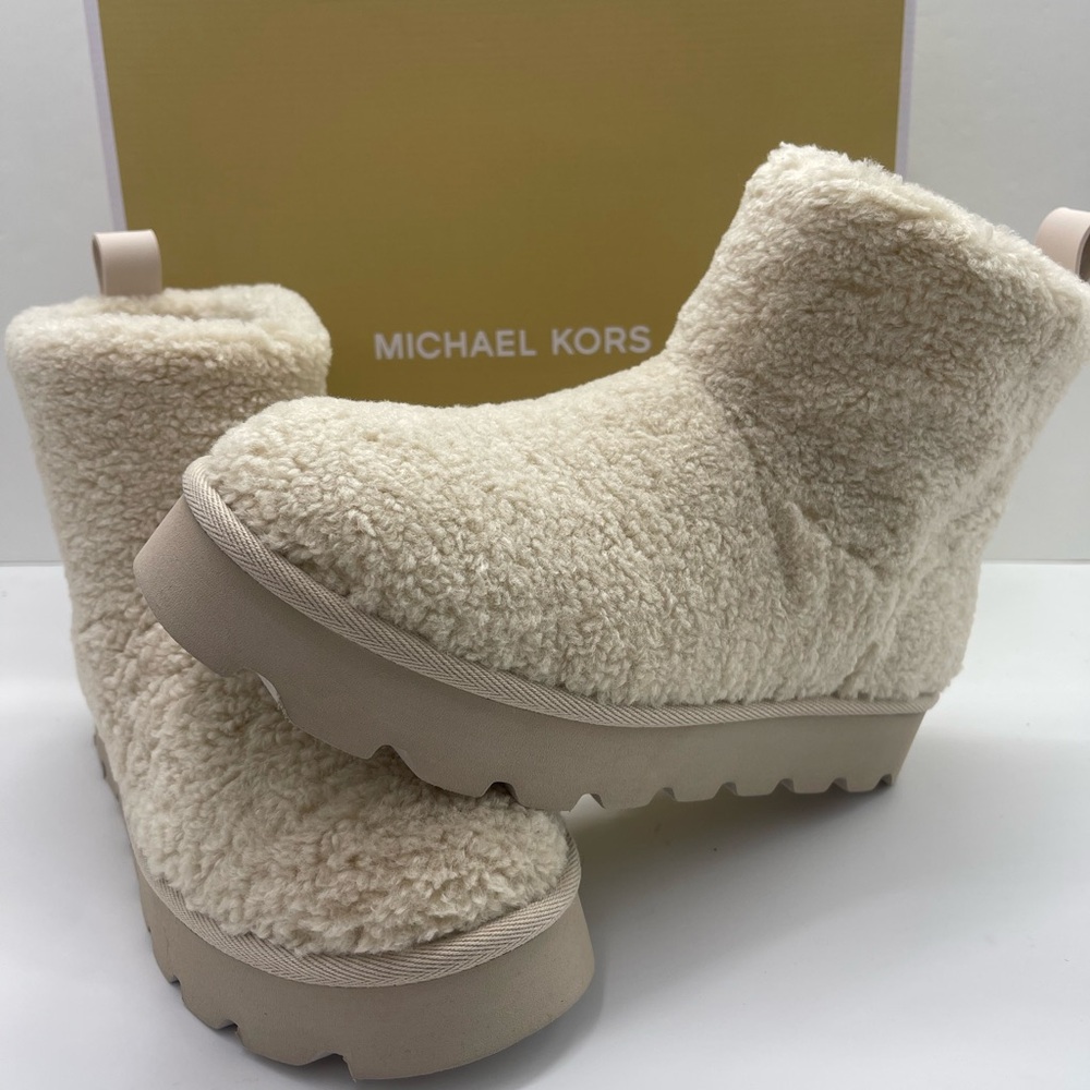 Michael Kors WINNIE BOOTIE W10
FAUX CURLY SHEARLING
49F5WNFE5D Natural 
Sherpa - Picture 4 of 16